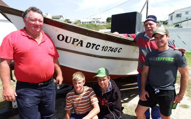 Die bemanning van “Oupa”, met vlnr Ben Uys (skipper), JP Uys, Hennie Groenewald, Danie Fourie en Jacques Swanepoel (‘n voornemende lid)
